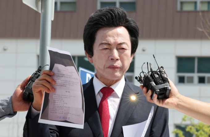 허경영 국가혁명당 명예대표가 신도 성추행 혐의에 대해 2차 조사에서도 부인했다. 사진은 19일 오후 허 명예대표가 경기 의정부 경기북부경찰청에 출석하며 기자회견을 하는 모습. /사진=뉴스1