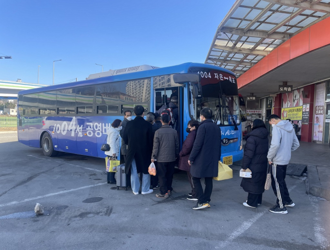                                         공영제 버스를 이용하는 신안군민들/신안군