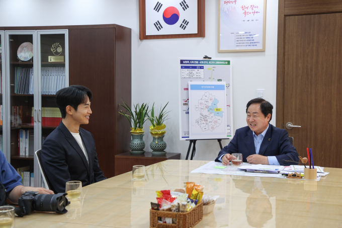  주광덕 남양주시장이 19일 배우 최웅을 새로운 시 홍보대사로 위촉하고 환담하고 있다. / 사진제공=남양주시