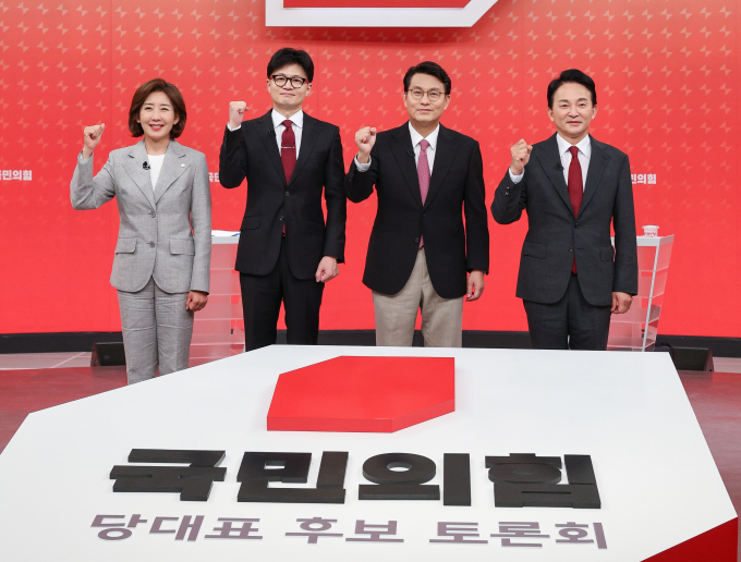 국민의힘 전당대회 첫날 투표율이 29.98%로 집계됐다. 사진은 왼쪽부터 나경원, 한동훈, 윤상현, 원희룡 국민의힘 대표 후보가 방송토론회에 앞서 기념촬영을 하고 있다. /사진= 뉴스1