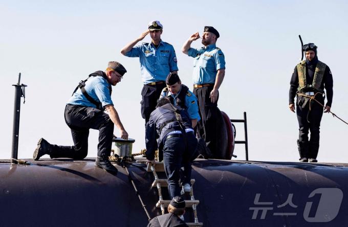 [사진] [포토] 독일 U-31 잠수함에 오르는 독일 국방장관