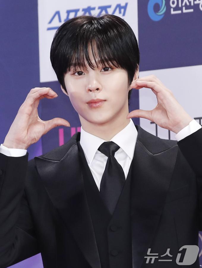 [사진] 김우석, 왕자님 볼 하트