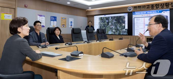 [사진] 화학물질안전원 방문한 한화진 장관
