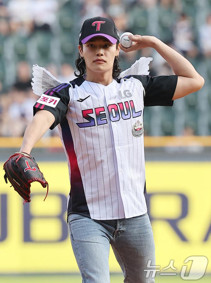 [사진] 정혁, 시구는 진지하게!