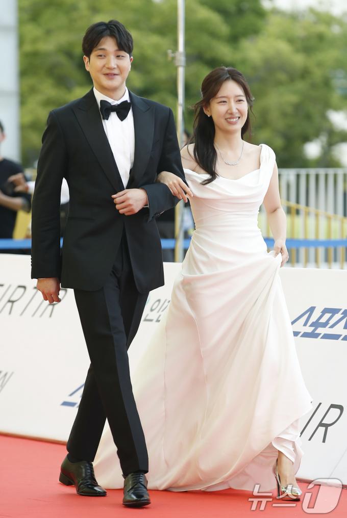 [사진] 레드카펫 밟는 '연애남매' 윤하 윤재 현실 커플
