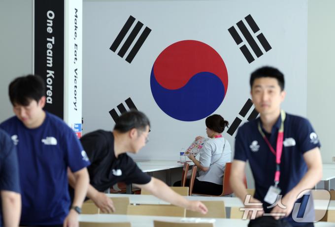 [사진] 대형 태극기 설치된 팀코리아 파리 플랫폼 선수식당