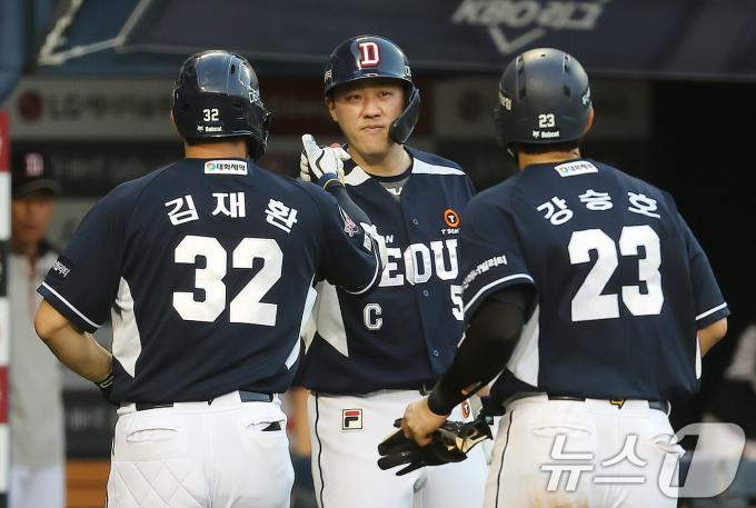 [사진] 3회초 대거 4점 뽑으며 역전에 성공한 두산