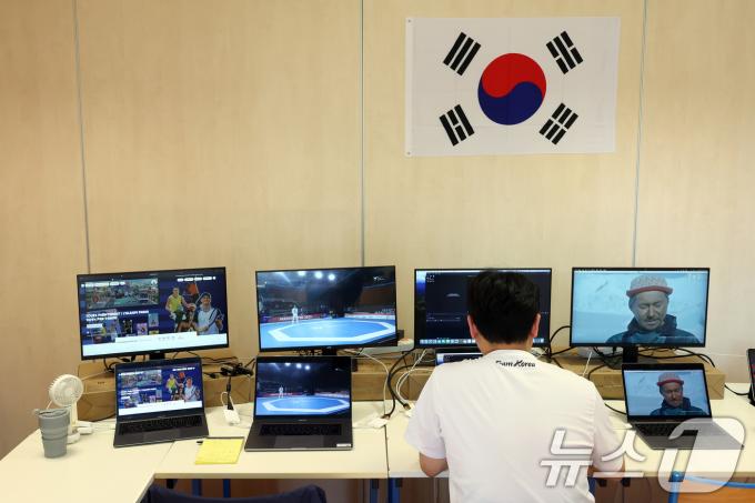 [사진] 태극기 아래 영상분석