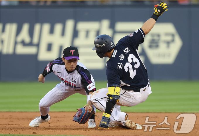 [사진] 강승호, 역전 2루타!
