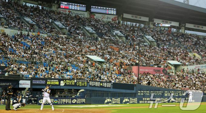 [사진] 금요일 밤, 뜨거운 야구의 열기