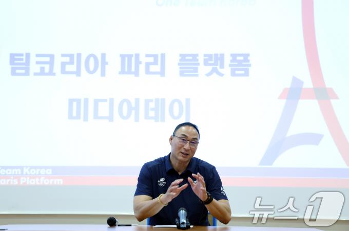 [사진] 미디어데이 질의 응답하는 장재근 선수촌장
