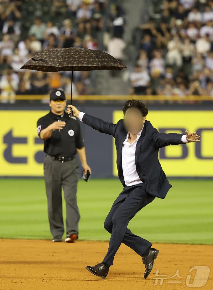 [사진] 잠실야구장에 관중 난입