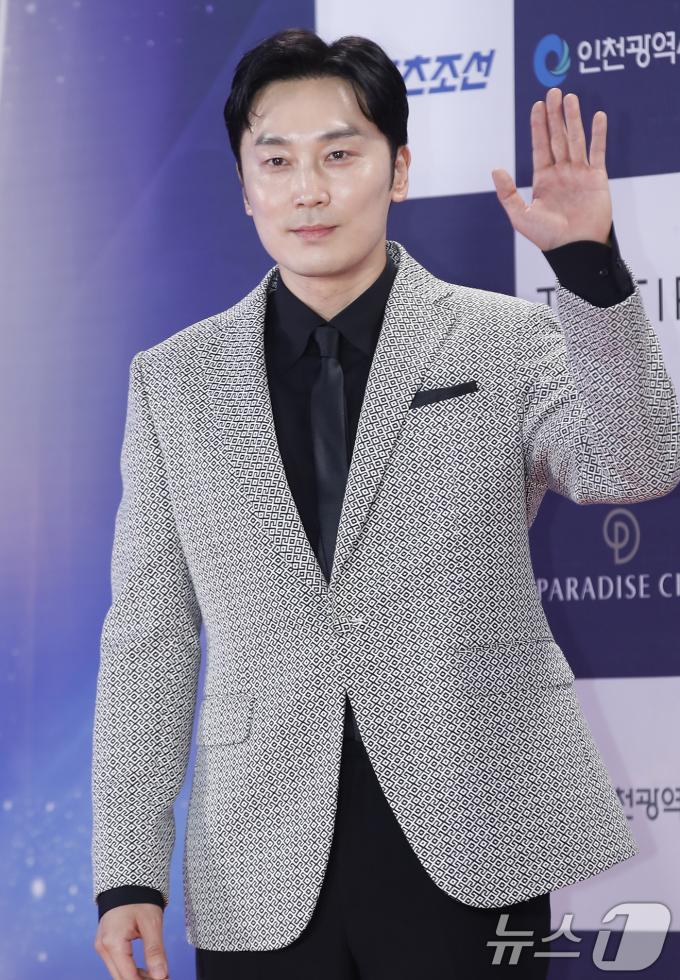 [사진] 서현우, 카리스마 손 인사