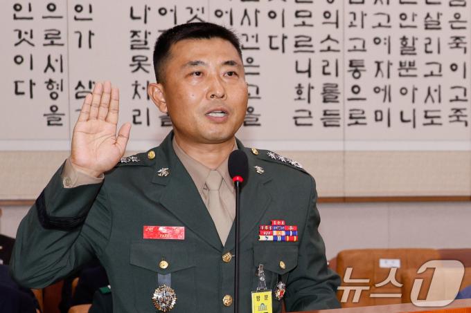 [사진] 선서하는 박상현 제7여단장