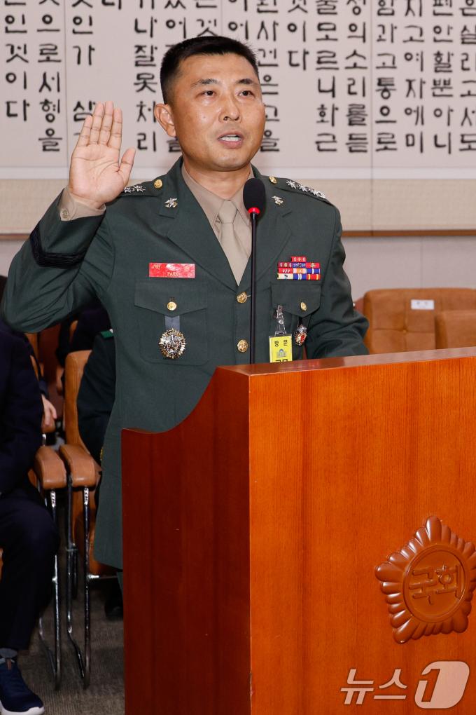 [사진] 선서하는 박상현 제7여단장