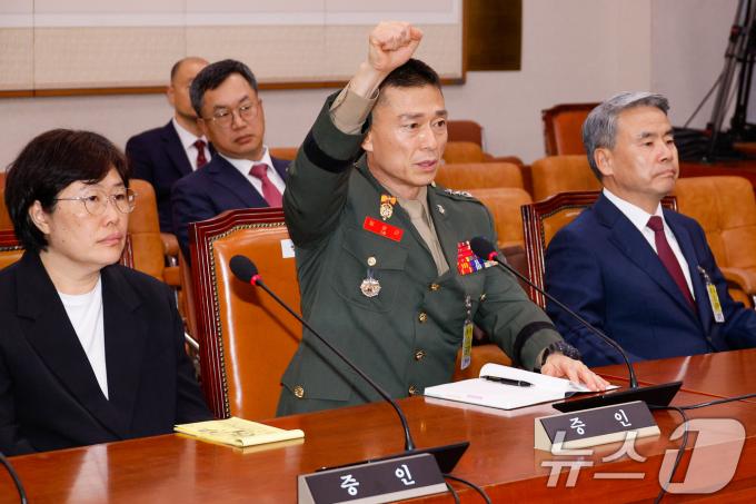 [사진] 임성근 전 사단장 '손 번쩍'