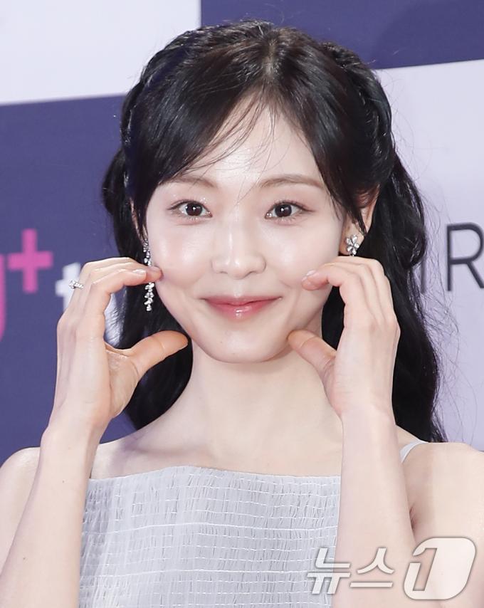 [사진] 전소니, 요정 볼 하트