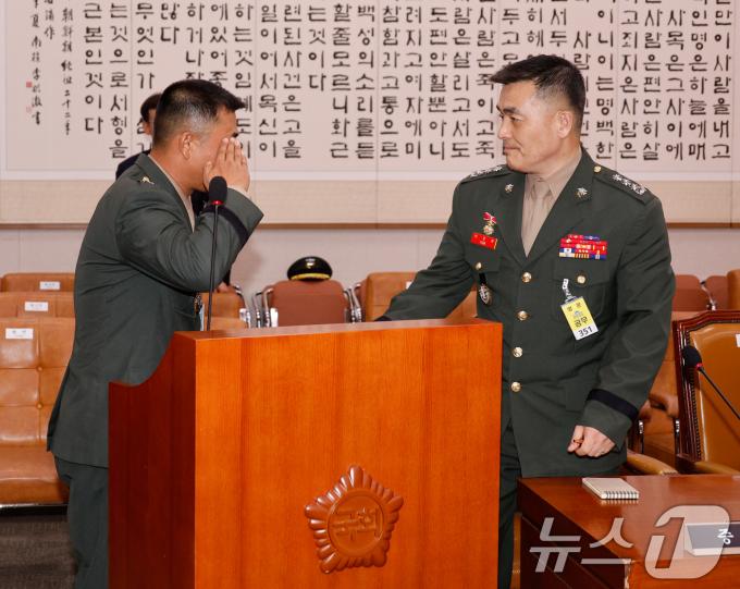 [사진] 박정훈 전 대령 향해 경례하는 박상현 7여단장