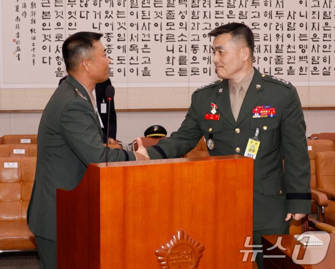 [사진] 박정훈 전 해병대수사단장과 인사 나누는 박상현 7여단장