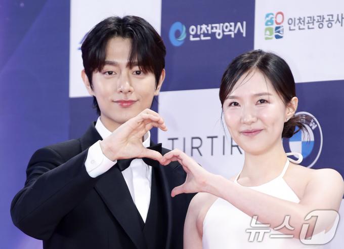 [사진] 재형·세승, '찐' 남매의 하트