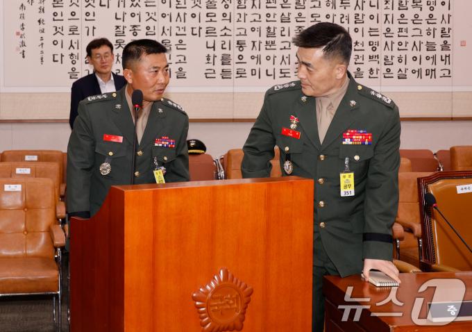 [사진] 박정훈 전 대령과 인사하는 박상현 7여단장