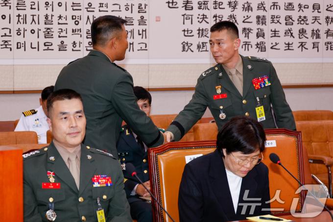 [사진] 임성근 전 사단장과 악수하는 박상현 7여단장