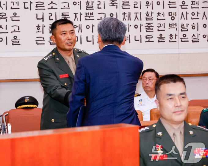 [사진] 이종섭 전 장관과 인사하는 박상현 7여단장