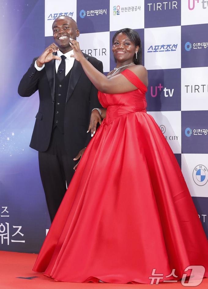[사진] 조나단·파트리샤 남매, 떨어진 하트