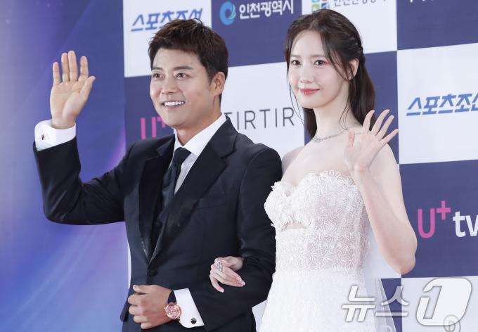 [사진] 전현무, 윤아 옆에서 자동 미소