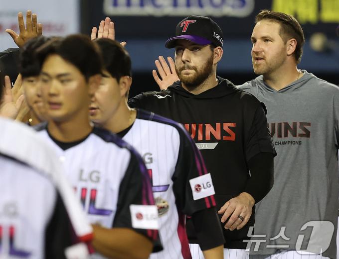19일 오후 서울 송파구 잠실야구장에서 열린 프로야구 '2024 신한 SOL 뱅크 KBO리그' 두산 베어스와 LG 트윈스의 경기, 16대7 대승을 거두며 4연승을 거둔 LG 오스틴을 비롯한 선수들이 경기 후 기쁨을 나누고 있다. 2024.7.19/뉴스1 ⓒ News1 김진환 기자