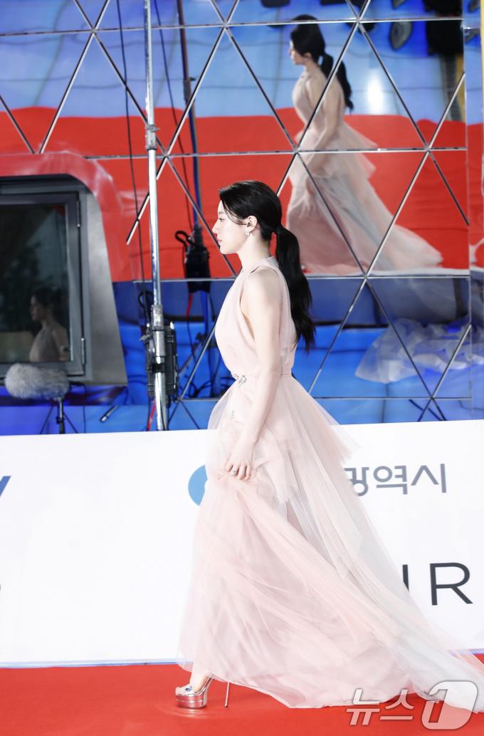 [사진] 고윤정, 우아한 발걸음
