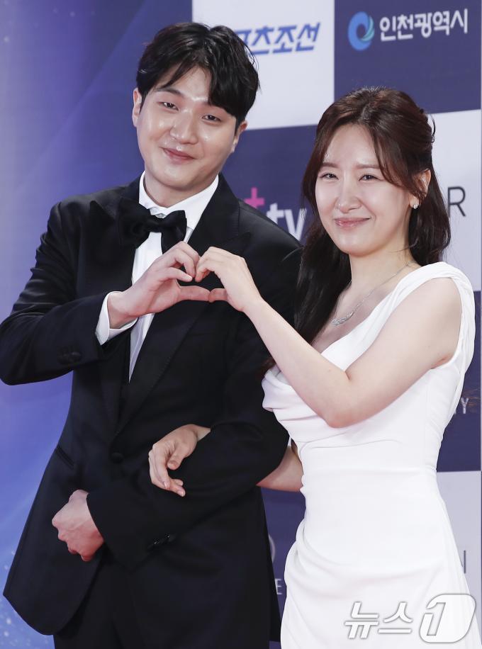 [사진] '연애남매' 윤하·윤재 커플, 하트
