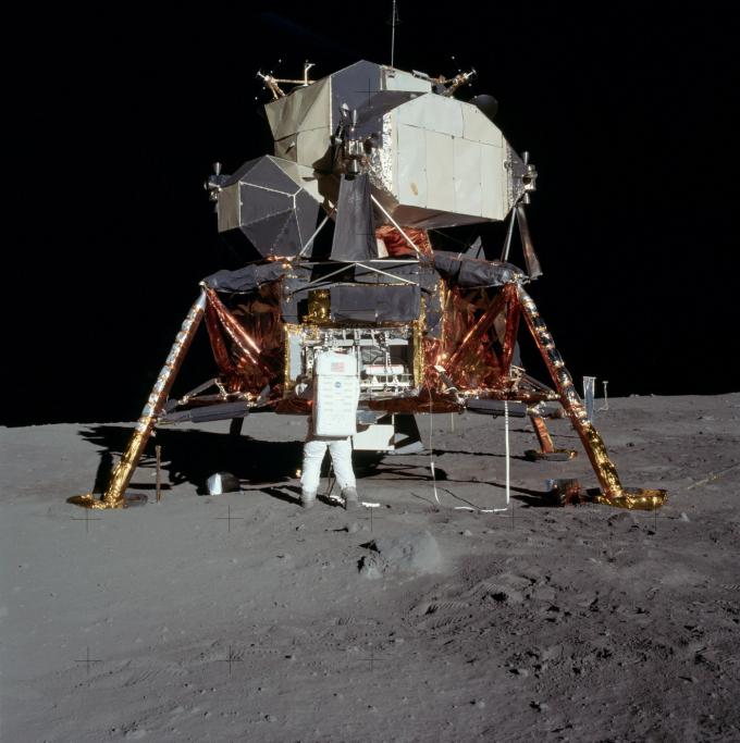 달에 착륙한 아폴로 11호의 달착륙선 '이글호'. (출처: Neil Armstrong, NASA Apollo Archive, 사진(1969), Wikimedia Commons, Public Domain Dedication)