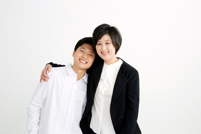 1996 애틀랜타 올림픽 배드민턴 혼합복식 금메달리스트 길영아 감독(오른쪽)과 2024 파리 올림픽 배드민턴 혼합복식에 나서는 그의 아들 김원호. (길영아 감독 제공)