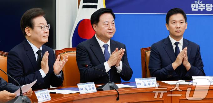 이재명(왼쪽부터), 김두관, 김지수 더불어민주당 당대표 후보가 15일 오전 서울 여의도 국회에서 제1회 전국당원대회 후보자 공명선거실천 서약식에서 손뼉치고 있다. 2024.7.15/뉴스1 ⓒ News1 안은나 기자