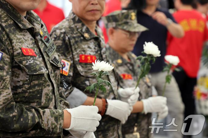 지난해 수해 실종자 수색과정에서 목숨을 잃은 해병대원의 순직 1주기인 19일 오전 서울 청계광장에 마련된 ‘故채상병 1주기 추모 시민 분향소'에서 해병대예비역연대 회원들이 헌화를 하고 있다. 2024.7.19/뉴스1 ⓒ News1 황기선 기자
