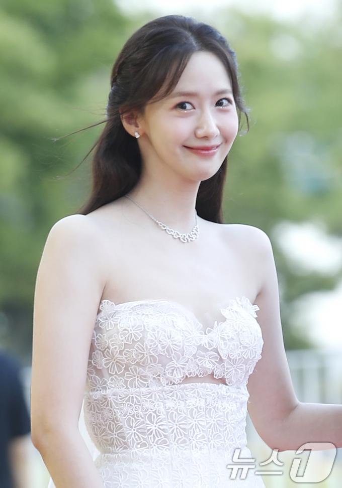 [뉴스1 ★]소녀시대 윤아, 꽃사슴 섹시美…독보적 아우라 - 머니S