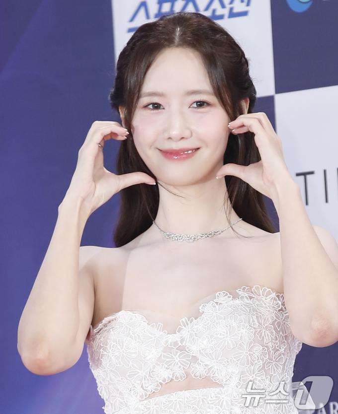 소녀시대 윤아가 19일 인천 중구 파라다이스 시티에서 열린 ‘제3회 청룡시리즈어워즈(Blud Dragon Series Awards, 이하 BSA)’ 레드카펫 행사에서 볼 하트 포즈를 취하고 있다. News1 권현진 기자