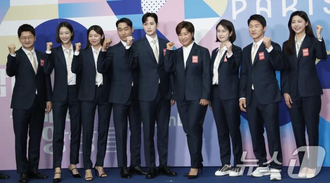 이재후 아나운서(왼쪽부터)와 모델 이현이, 송해나, 해설위원 김정환, 김준호, 박세리, 기보배, 이원희, 홍주연 아나운서 ⓒ News1