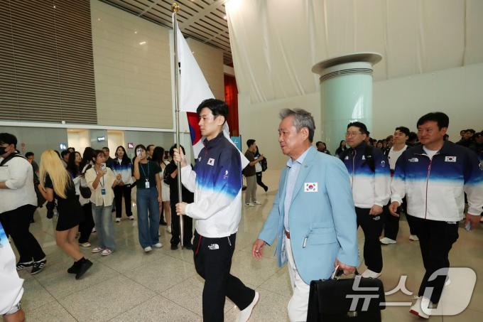 [사진] 펜싱 구본길을 기수로 '파리올림픽 본단 출국'