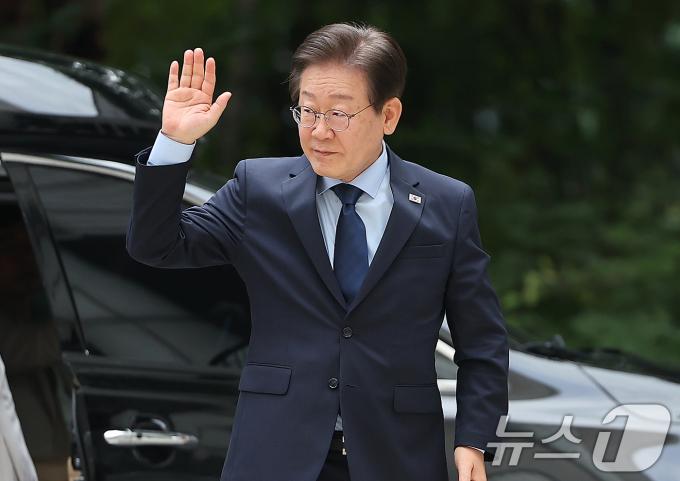 이재명 더불어민주당 전 대표가 5일 오전 서울 서초구 서울중앙지방법원에서 열린 대장동 배임 및 성남FC 뇌물 관련 특정범죄가중처벌등에관한법률위반(뇌물) 등 공판에 출석하고 있다. 2024.7.5/뉴스1 ⓒ News1 김진환 기자