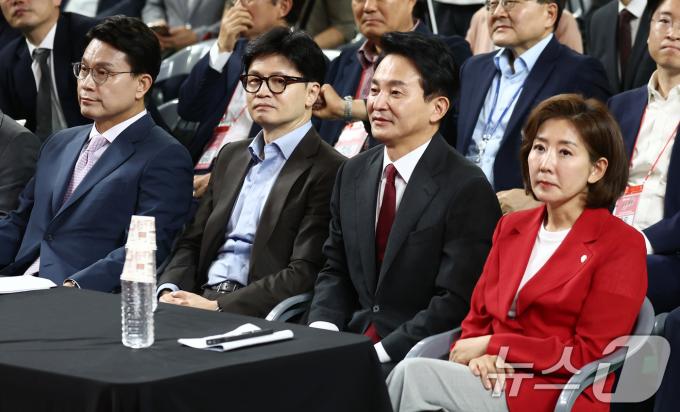나경원(앞줄 오른쪽부터), 원희룡, 한동훈, 윤상현 국민의힘 당대표 후보들이 15일 천안 서북구 유관순체육관에서 열린 대전·세종·충북·충남 합동연설회에 참석해 자리해 있다. 2024.7.15/뉴스1 ⓒ News1 김민지 기자