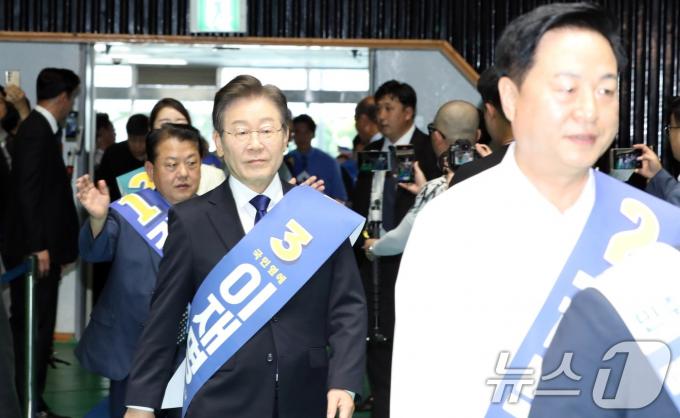20일 오전 제주시 한라체육관에서 열린 더불어민주당 '제1차 정기 전국당원대회(전당대회) 당대표·최고위원 후보자 합동연설회'에서 이재명 후보와 김두관 후보가 입장하고 있다.2024.7.20/뉴스1 ⓒ News1 고동명 기자
