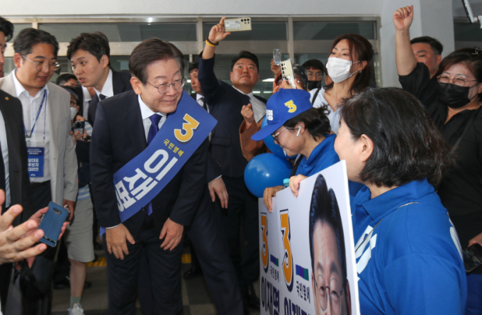 이재명 후보가 김두관 후보를 큰 차이로 누르며 제주 경선에서 승리했다. 이재명 더불어민주당 당대표 후보가 20일 오전 제주한라체육관에서 열린 민주당 당대표 및 최고위원 선출을 위한 순회 합동연설회에 참석해 선거운동원에게 허리 숙여 인사하고 있다. /사진=뉴시스 우장호 기자