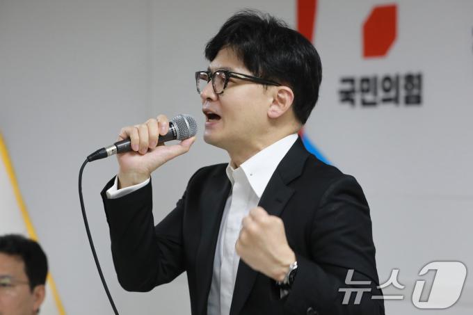 한동훈 국민의힘 당대표 후보가 국민의힘 충북도당에서 열린 청주지역 당원간담회에서 인사말을 하고 있다. 2024.7.14/뉴스1 ⓒ News1 김용빈 기자