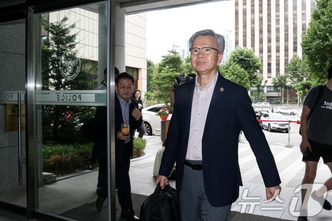[사진] 공공범죄수사대 소환조사 출석하는 김택우 전 비대위원장