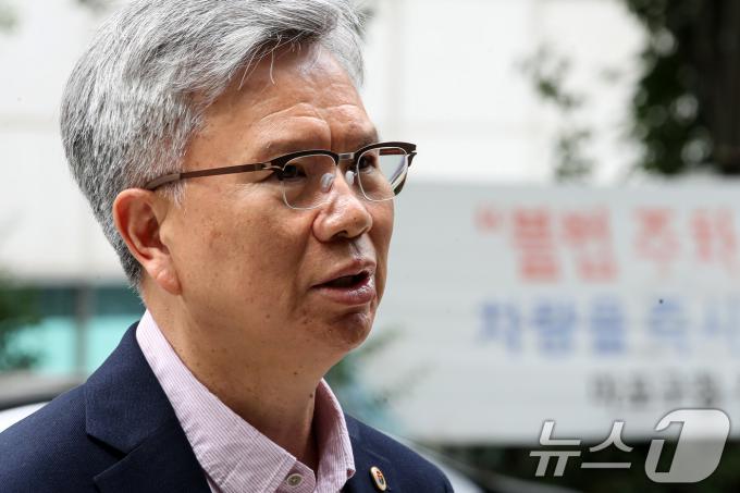 [사진] 입장 밝히는 김택우 전 의협 비대위원장