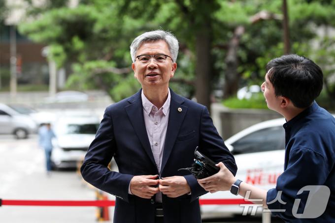[사진] 김택우 전 비대위원장 경찰 소환조사 출석