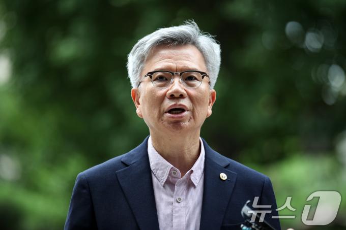 [사진] 4차 조사 출석하는 김택우 의협 전 비대위원장