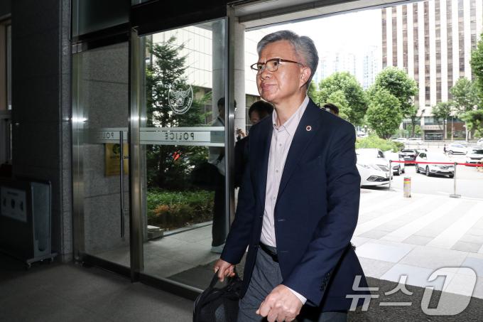 전공의 집단사직 공모 혐의를 받는 김택우 대한의사협회(의협) 전 비대위원장이 20일 오후 소환조사를 위해 서울 마포구 서울경찰청 공공범죄수사대에 출석하고 있다. 2024.7.20/뉴스1 ⓒ News1 이승배 기자
